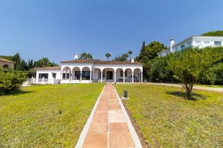 Xalet en Avenida 3. Villa con potencial en las chapas