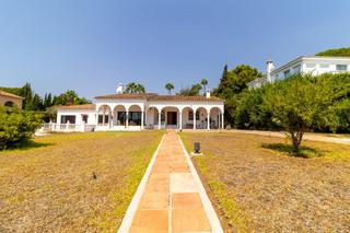 Chalet  Avenida 3. Villa con potencial en las chapas