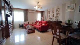 Casa a Alagón. Unifamiliar con jardín en alagón
