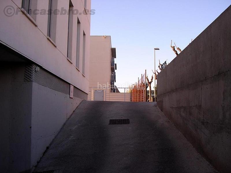 Foto 9261012d-5f9b-4a85-a0dc-0155f3328d43. Aparcament cotxe a Alagón