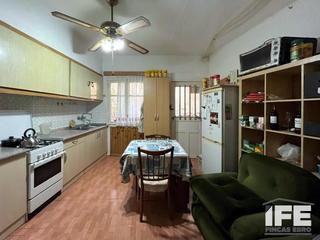 Casa a Luceni. Casa de pueblo con terraza y corral en el centro de luceni