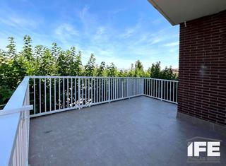 Appartement  Cataluña. Piso de 103 m con 3 dormitorios, garaje, trastero y terraza