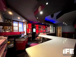 Local Comercial  San antonio. Local comercial versátil con patio exterior en el centro