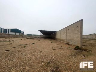 Affitto Area edificabile industriale in Alagón. Terreno en alquiler, vallado 3.788 m  250 m techados en alagón.