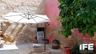 Casa in Remolinos. Vivienda con jardín y garaje en remolinos
