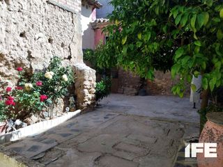 Casa a Remolinos. Vivienda con jardín y garaje en remolinos