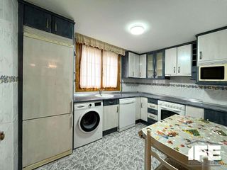 Maison à Alagón. Vivienda con garaje doble y bodega en alagón