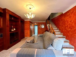 Casa in Alagón. Vivienda con garaje doble y bodega en alagón