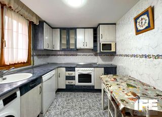 Haus  Calle danzantes. Vivienda con garaje doble y bodega en alagón
