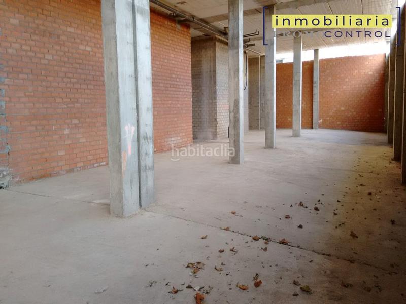 Foto 371f039a-b8f1-475b-be32-e7841c63e9b6. Rent business premise in avenida océano pacífico 40 in Zuera