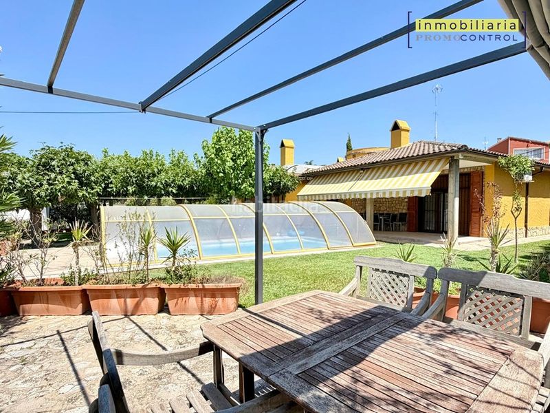 Foto d8909a6a-c288-4b5b-8476-6c878dc25fa8. Xalet amb xemeneia calefacció aparcament piscina a Zuera