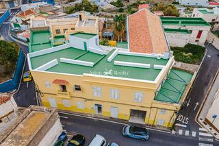 Casa  Candelaria. Casa céntrica con una nave grande en gímar.