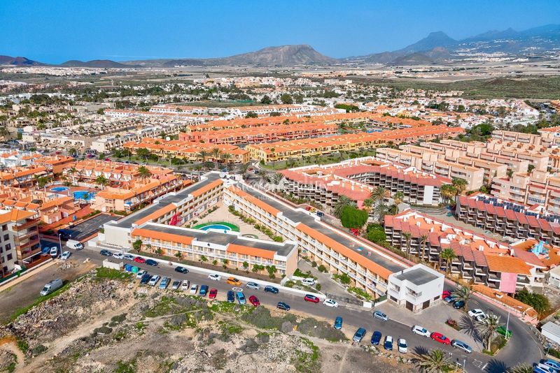 Foto c944b934-f7dd-4c42-81a5-431c5524562a. Edifici a Guargacho Arona