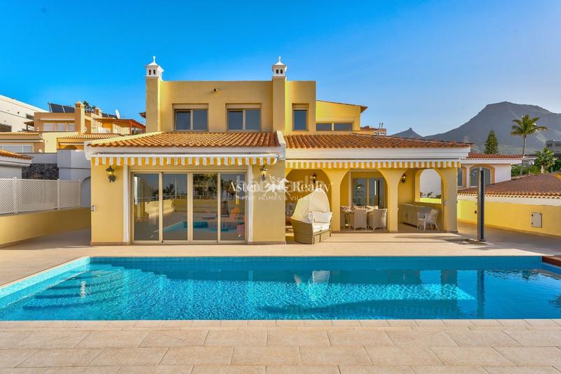 Foto 5c4dda4d-a7dc-4ed9-bb42-ee48439e3fb7. Casa villas en Playa del Duque en Playa del Duque Adeje