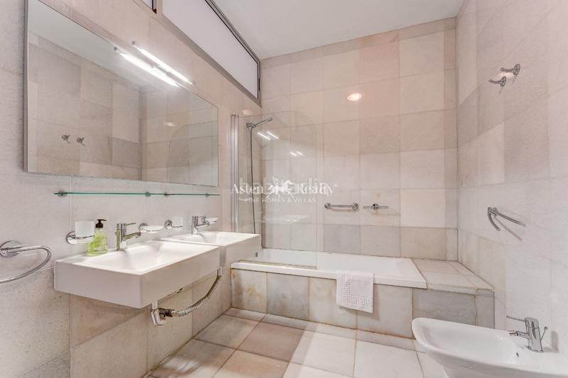 Foto fac5bcda-f595-428a-8e15-e1d13290f6e5. Casa amb aparcament piscina a Playa del Duque Adeje