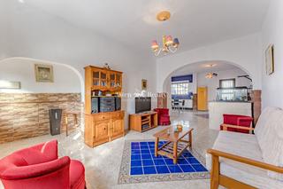 Casa  Las castras. Propiedad única en el tanque con potencial inversor y encanto ci