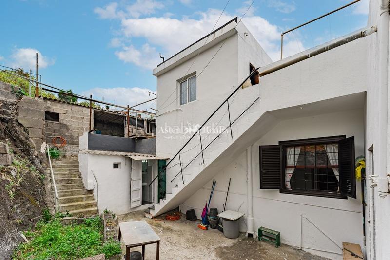 Foto c0bc950d-ab4d-4ce5-a605-e3298c4fc050. Casa  con jardin el tanque bajo en Tanque (El)