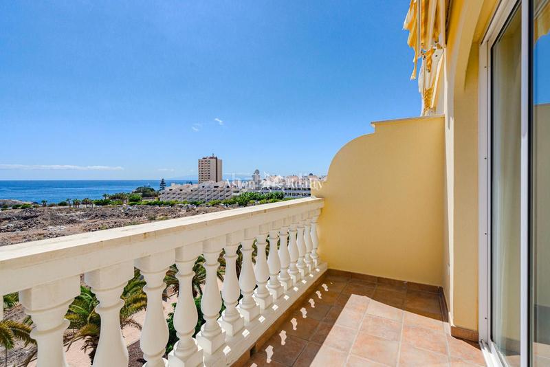 Foto f212d5e2-0f79-48d9-827f-723d11b66c87. Piso gran propiedad frente el océano en playa Los Cristianos en Arona