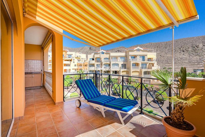 Foto f4173052-3d80-4c23-87ce-2bbb3a3f0cc6. Piso gran propiedad frente el océano en playa Los Cristianos en Arona
