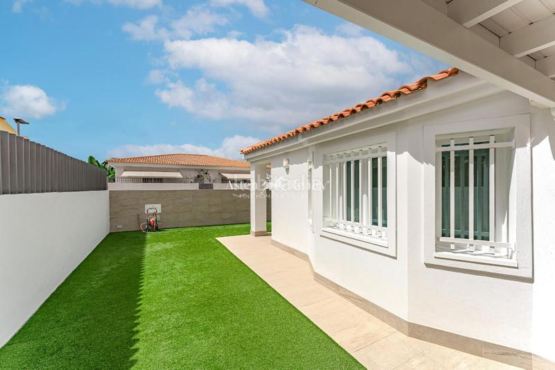 Foto 039cb2bb-eac4-49ed-95c6-6765ab09c0de. Chalet  independiente con 3 dormitorios y garaje cerrado, en el corazón . en Adeje