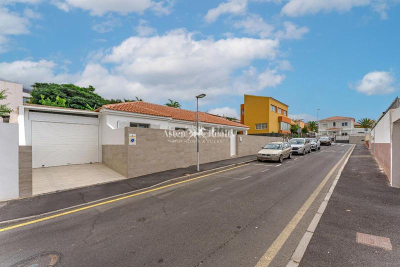 Foto 0f354735-9f85-4183-ab72-e4b7f49daaa8. Chalet  independiente con 3 dormitorios y garaje cerrado, en el corazón . en Adeje