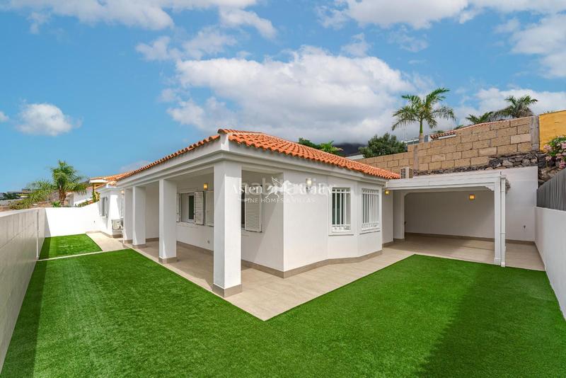 Foto 4e7be27e-dfa5-4b0f-91df-5f3aa0aa8959. Chalet  independiente con 3 dormitorios y garaje cerrado, en el corazón . en Adeje