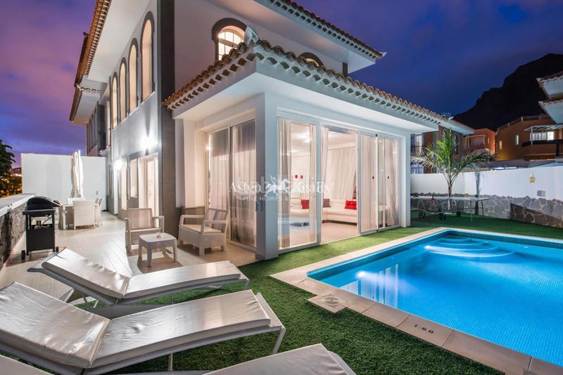 Foto 709ab386-636a-4bc9-bf14-a82892fde3f1. Casa aparellada amb aparcament piscina a Playa Fañabé Alto Adeje