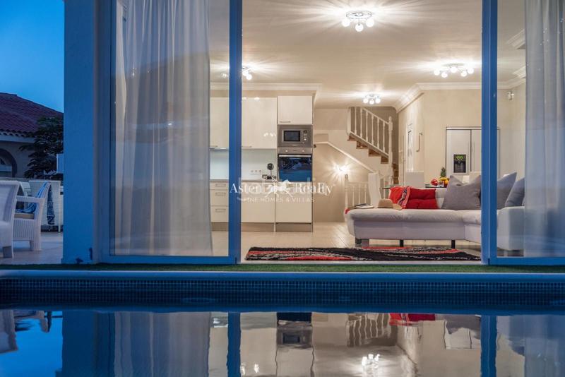 Foto 7713923b-7ecf-4371-9c30-2f0cbe102f5e. Casa aparellada amb aparcament piscina a Playa Fañabé Alto Adeje