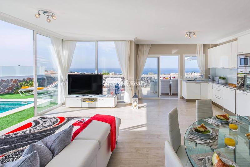 Foto b2fa5656-3134-4ebc-aac2-500bbe801166. Casa aparellada amb aparcament piscina a Playa Fañabé Alto Adeje