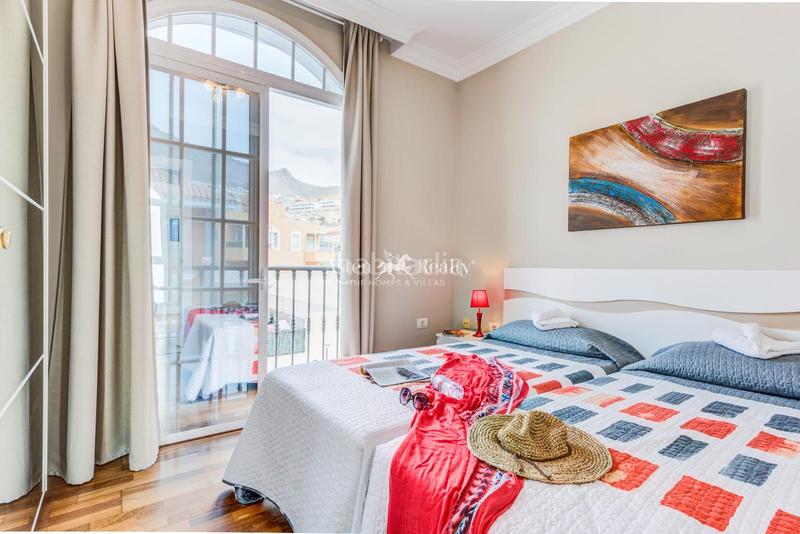 Foto e53ef7ae-812e-4bcc-a7ac-1f6f9bf08526. Casa aparellada amb aparcament piscina a Playa Fañabé Alto Adeje