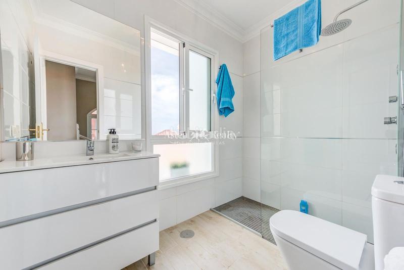 Foto ebae9701-d361-423e-80b8-9a06f6d74e11. Casa aparellada amb aparcament piscina a Playa Fañabé Alto Adeje