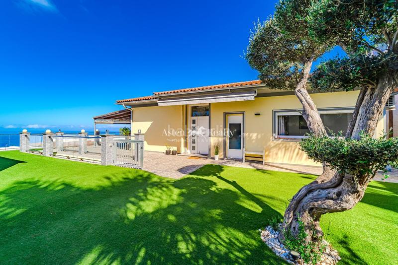 Foto d343fcec-55b0-4256-8fba-5cc596f3d49f. Casa exclusiva villa 3 dorm roque del conde en Torviscas Centro y Alto Adeje