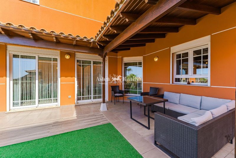 Foto 0e57975a-04db-4ebb-ad9e-6da1edb10448. Casa amb aparcament piscina a Los Cristianos Arona