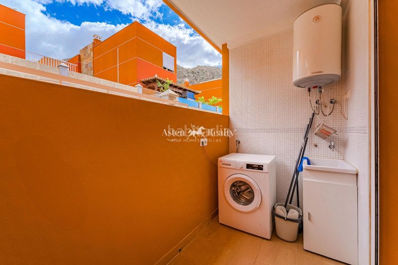 Foto 2147a67f-177b-4540-b241-fbe953cda4ab. Casa amb aparcament piscina a Los Cristianos Arona