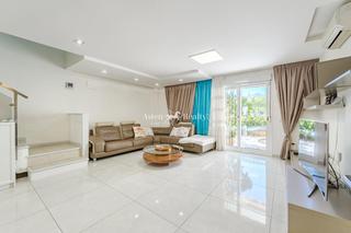 Reihenhaus  Beirut. Maravilloso adosado en madroñal