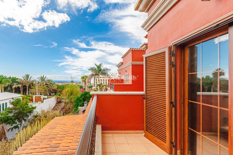 Foto 2e9819f6-240d-484d-ae9a-f2d68b2a4ec8. Casa adossada amb aparcament piscina a Playa del Duque Adeje