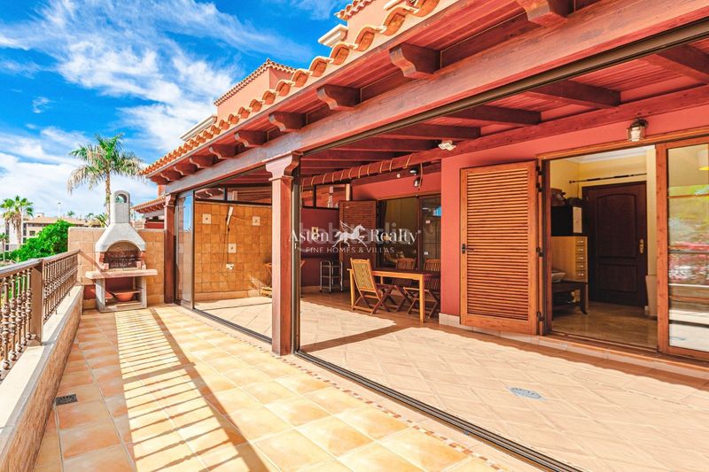 Foto e0a35c18-a85d-43c3-8f44-3aaa2b657800. Casa adossada amb aparcament piscina a Playa del Duque Adeje