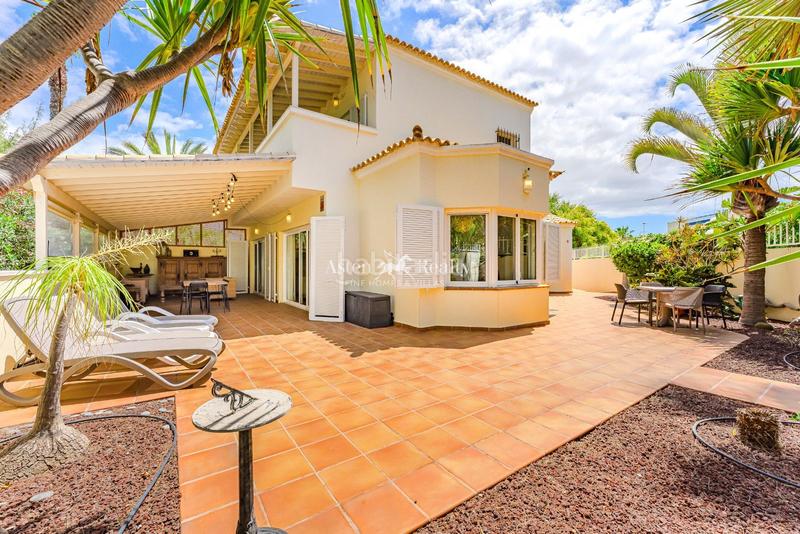 Foto 667a261d-425c-49a1-8a5e-ccf0f4128969. Casa amb aparcament piscina a Los Cristianos Arona