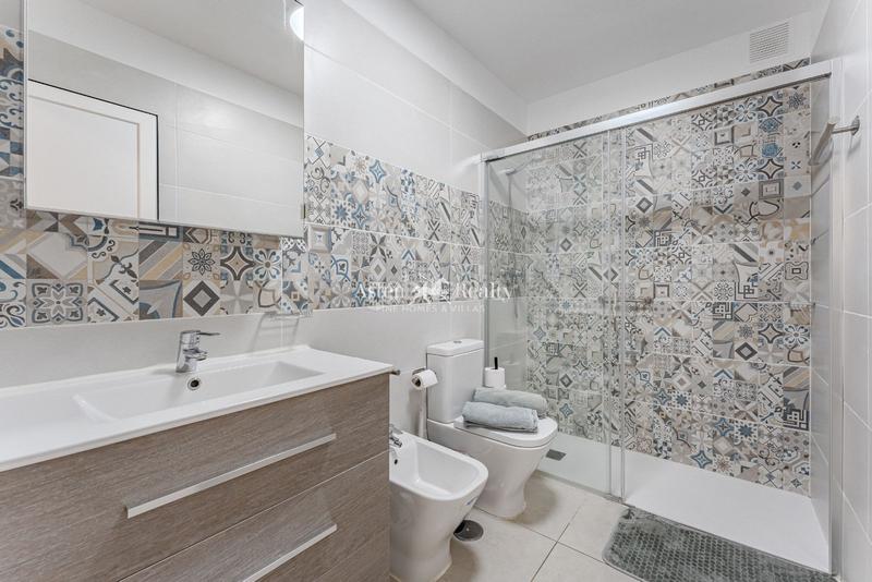 Foto 79c68dda-4340-4fa7-9040-cb0456b692fd. Casa adosada espléndido adosado de 3 habitaciones con vistas al mar en san eugenio moderno y totalmente reformado en Adeje