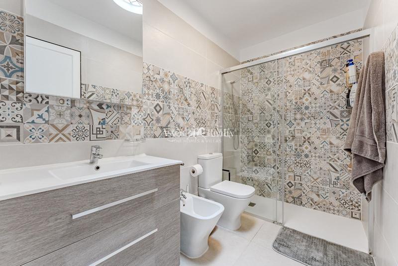 Foto f97fca5f-6c6c-49ff-b52a-2358e91327da. Casa adosada espléndido adosado de 3 habitaciones con vistas al mar en san eugenio moderno y totalmente reformado en Adeje