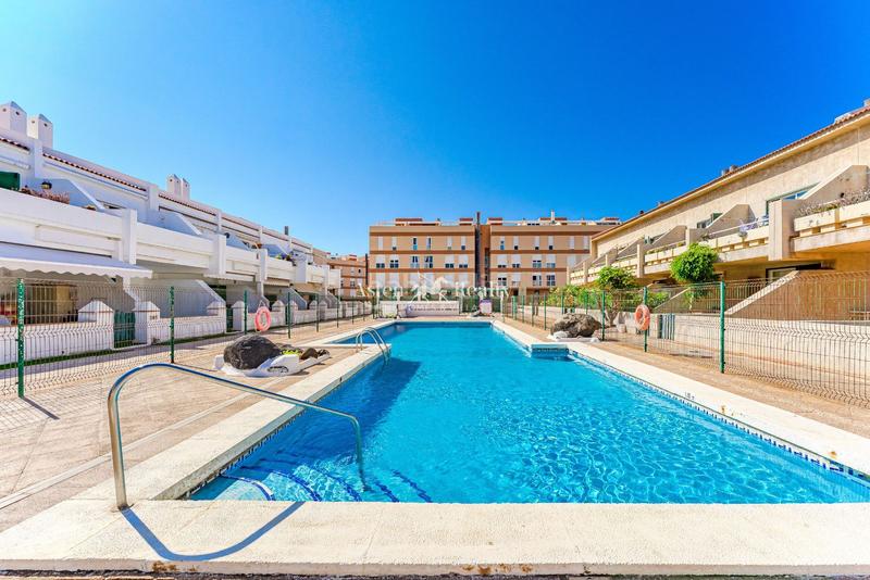 Foto 5b49de19-fe0f-4a55-83ad-163142ceb977. Duplex with parking pool in El Médano Granadilla de Abona