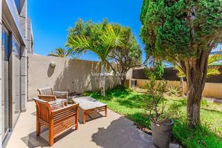 Casa aparellada a El Médano. Moderno chalet pareado de una planta en el medano