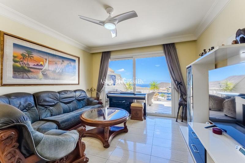 Foto 5d3cbca2-4cf6-4d7d-a6f6-016c3e0bbadb. Reihenhaus mit parking in Chayofa Arona