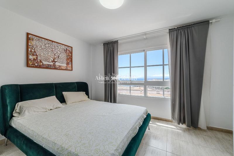 Foto 5852c35b-c9bd-43d9-a021-31a439332442. Ático atico triplex de 2 dormitorios y 2 baños con vista panoramica al mar, callao salvaje en Adeje