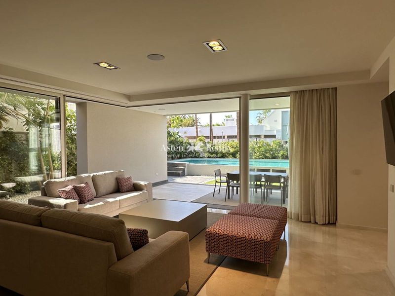 Foto 5f216d7c-f4dd-4683-be6a-4b46c7e98f9b. Casa amb calefacció aparcament piscina a Playa de las Américas Arona