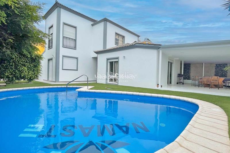 Foto 35d9e2b7-6cdc-4e42-8906-e2721c405ffd. Casa aparellada amb aparcament piscina a Playa Fañabé Alto Adeje