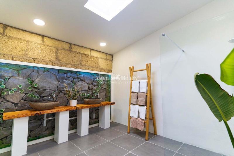 Foto 8ef68b66-0ea9-479f-a3a0-7d40b9dbbeb2. Casa aparellada amb aparcament piscina a Playa Fañabé Alto Adeje