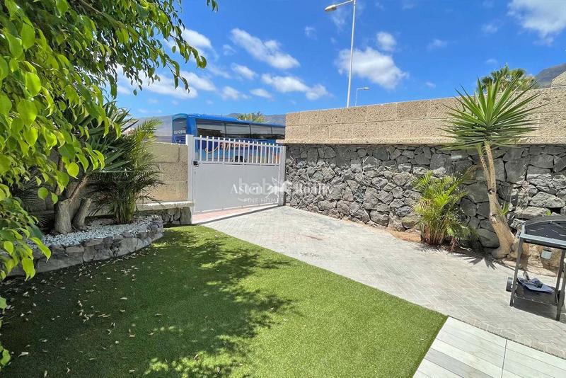 Foto fe801b21-e5b9-4b2b-acfe-5bec92440e3b. Casa aparellada amb aparcament piscina a Playa Fañabé Alto Adeje