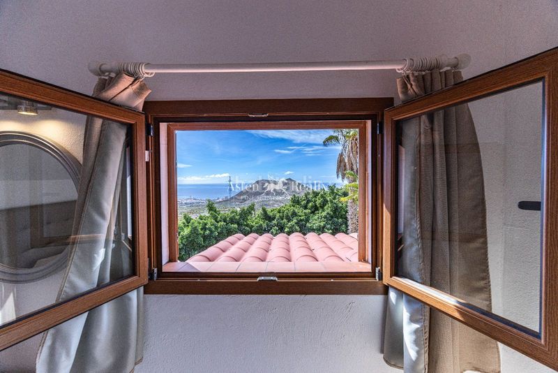 Foto 1574ae43-fdae-4c98-8433-d3543dd4e5ed. Edificio en chayofa en Cabo Blanco Arona