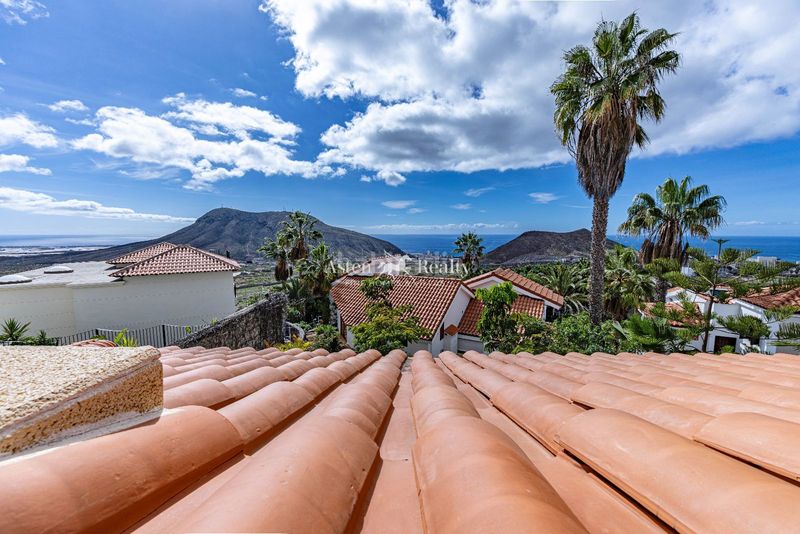 Foto 3d0d2183-d479-48a7-b238-99bfd9fb854f. Edificio en chayofa en Cabo Blanco Arona